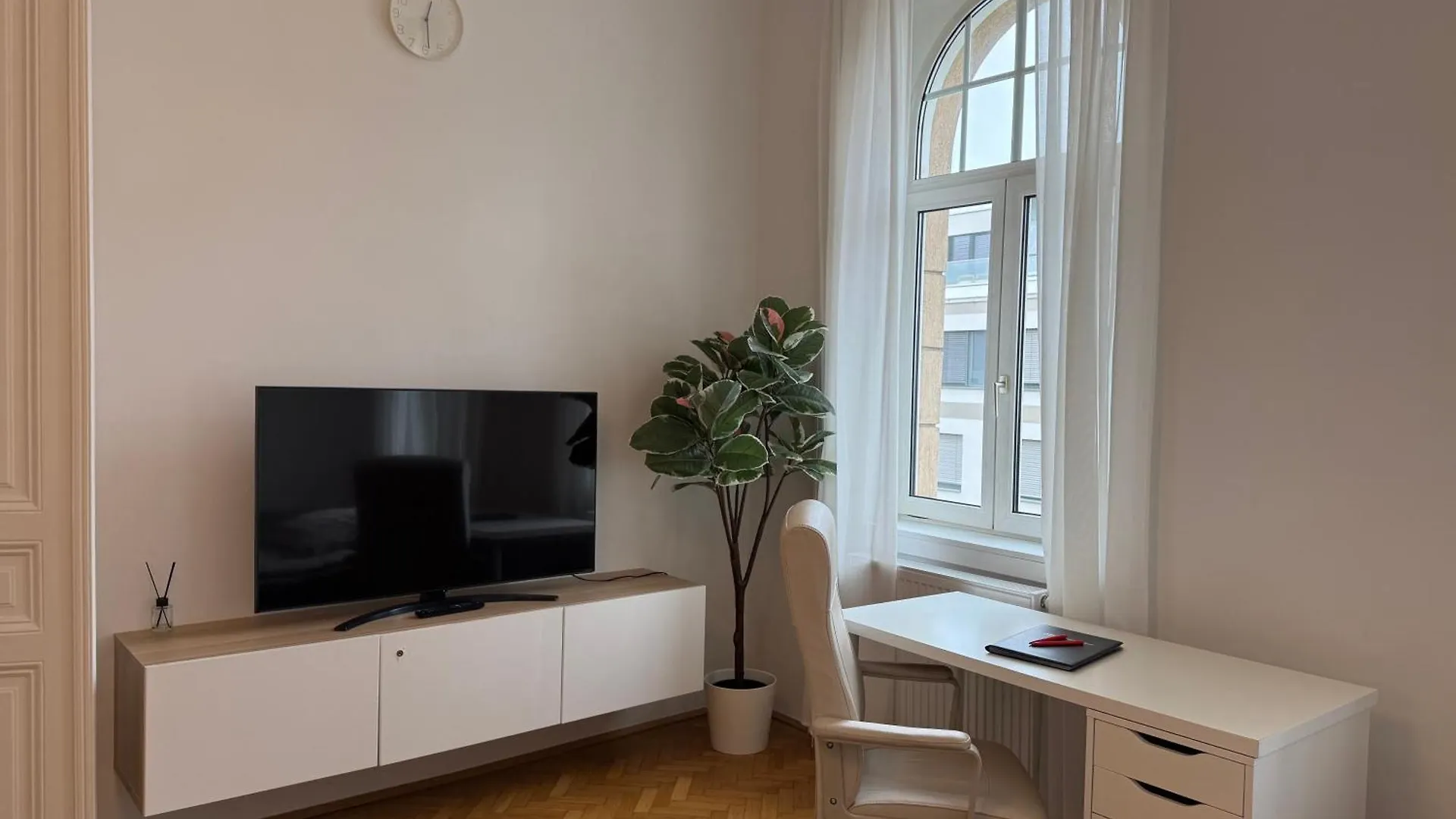 Stilvolles Zentrales Apartment Im Schoensten Bezirk Wiens - Free Parking Austria